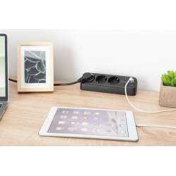 Listwa zasilająca Digitus biurkowa, 3 gniazda Schuko, 2x USB-A (2x 12W), 1x USB-C (30W) z zaciskiem na blat, kabel 1,5m, czarna