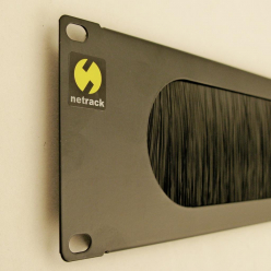 Netrack panel maskujący z przepustem szczotkowym 60mm do szafy 19'', 2U, czarny