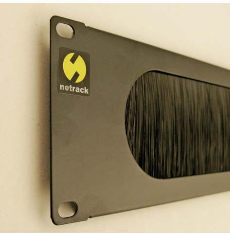 Panel maskujący Netrack z przepustem szczotkowym 60mm do szafy 19 2U czarny